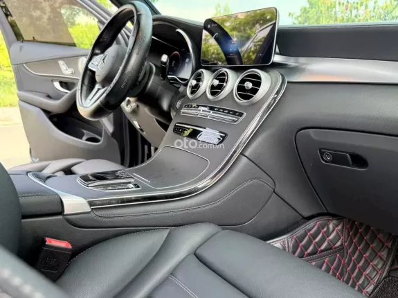 Mercedes-Benz GLC 300 4Matic 2020 - Xe gần y mới (gói AMG Line), không gian nội thất ngập tràn công nghệ, khả năng vận hành mạnh mẽ