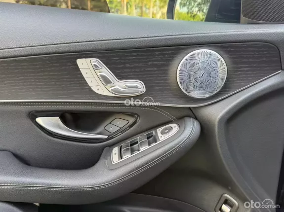 Mercedes-Benz GLC 300 4Matic 2020 - Xe gần y mới (gói AMG Line), không gian nội thất ngập tràn công nghệ, khả năng vận hành mạnh mẽ