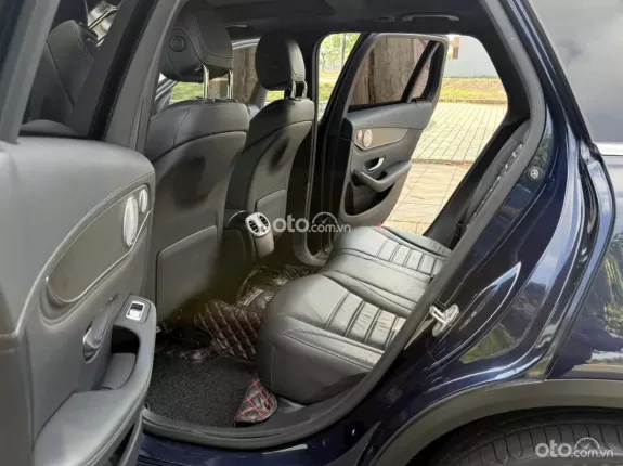 Mercedes-Benz GLC 300 4Matic 2020 - Xe gần y mới (gói AMG Line), không gian nội thất ngập tràn công nghệ, khả năng vận hành mạnh mẽ