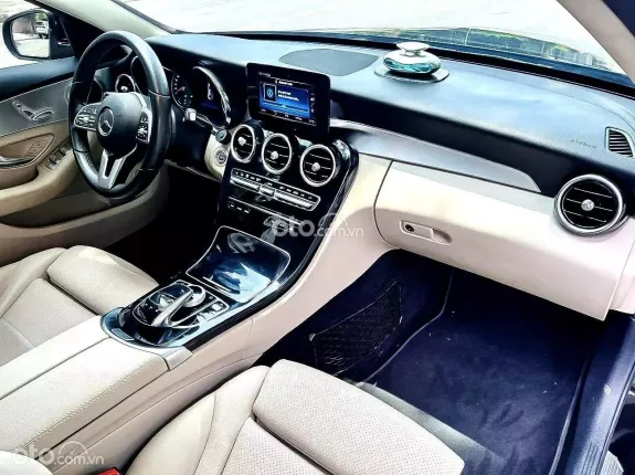 Mercedes-Benz C180 AMG 2021 - Form mới, lịch lãm & thể thao