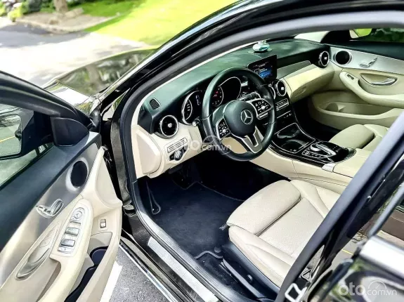 Mercedes-Benz C180 AMG 2021 - Form mới, lịch lãm & thể thao