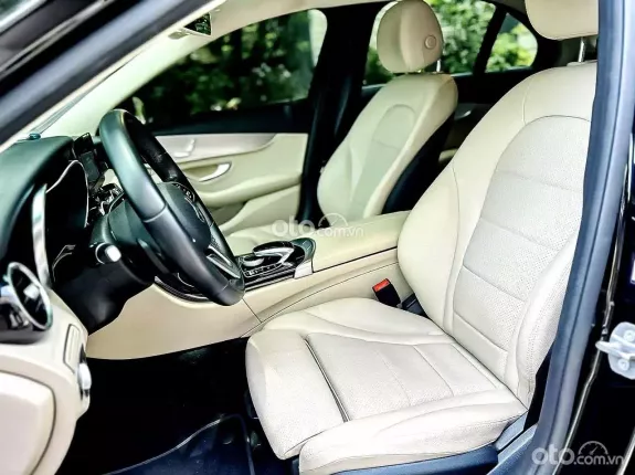 Mercedes-Benz C180 AMG 2021 - Form mới, lịch lãm & thể thao