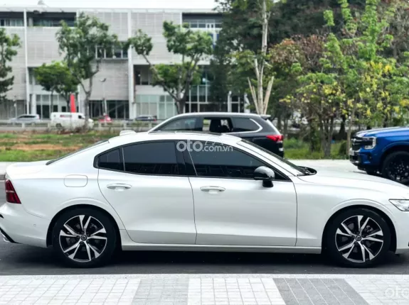 Volvo S60 R-Design 2020 - Phù hợp gia đình, thiết kế thể thao, an toàn và sang trọng
