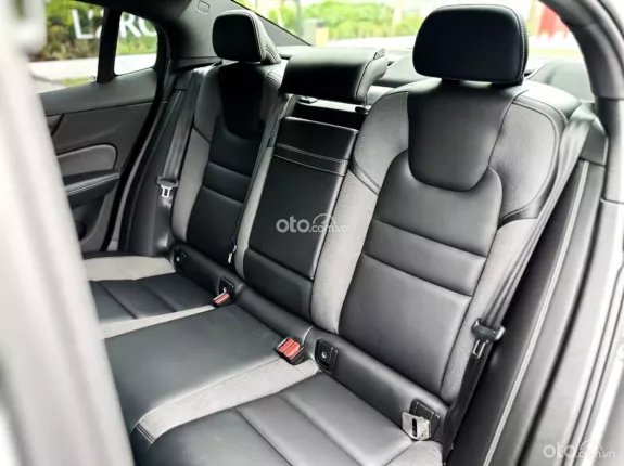 Volvo S60 R-Design 2020 - Phù hợp gia đình, thiết kế thể thao, an toàn và sang trọng