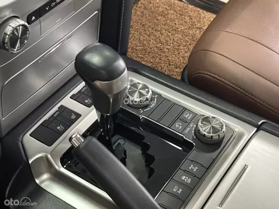 Toyota Land Cruiser 5.7 V8 2020 - Odo 5v km - BH chính hãng Toyota Sure