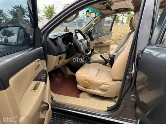 Toyota Fortuner 2.4 MT 4x2 2014 - Phom lỗ mũi số sàn máy dầu bền lành giữ dáng qua thời gian