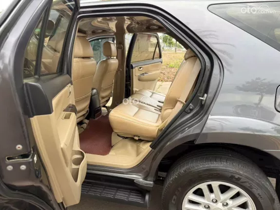 Toyota Fortuner 2.4 MT 4x2 2014 - Phom lỗ mũi số sàn máy dầu bền lành giữ dáng qua thời gian