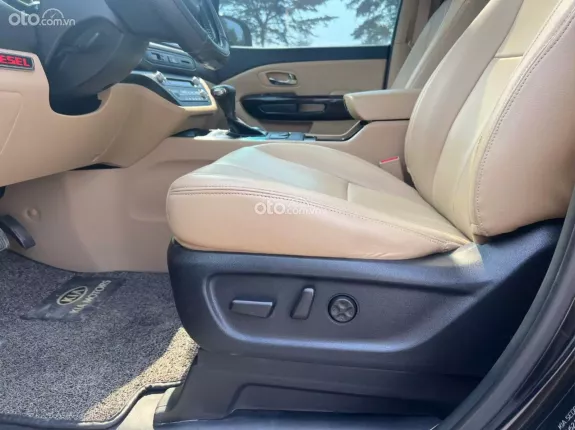 Kia Sedona 2.2 DAT 2018 - Gầm sáng, máy số zin từ giàn cò