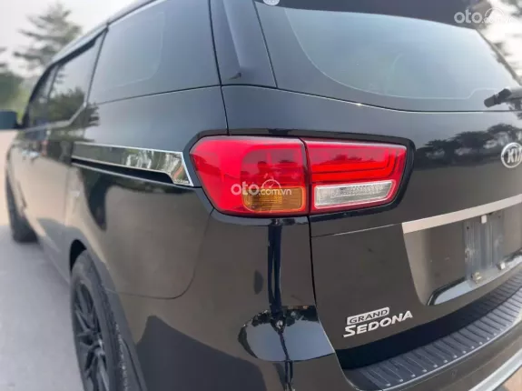 Kia Sedona 2.2 DAT 2018 - Gầm sáng, máy số zin từ giàn cò