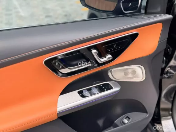 Mercedes-Benz GLC 300 4Matic V1 2023 - Xe đăng ký lần đầu tháng 11/2024