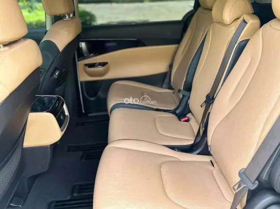 Kia Carnival 2.2D Premium 2023 - Nội ngoại thất còn mới tinh