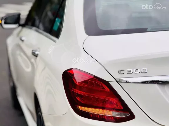 Mercedes-Benz C300 AMG 2018 - Trắng Ngọc Trinh bao đẹp