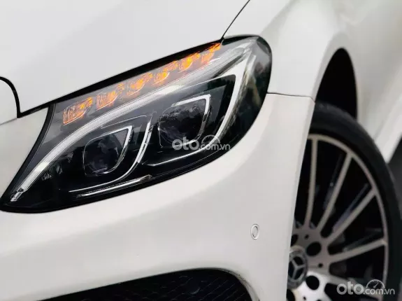 Mercedes-Benz C300 AMG 2018 - Trắng Ngọc Trinh bao đẹp