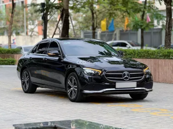 Mercedes-Benz E180 2022 - Xe màu đen, nội thất nâu