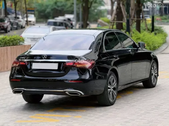 Mercedes-Benz E180 2022 - Xe màu đen, nội thất nâu