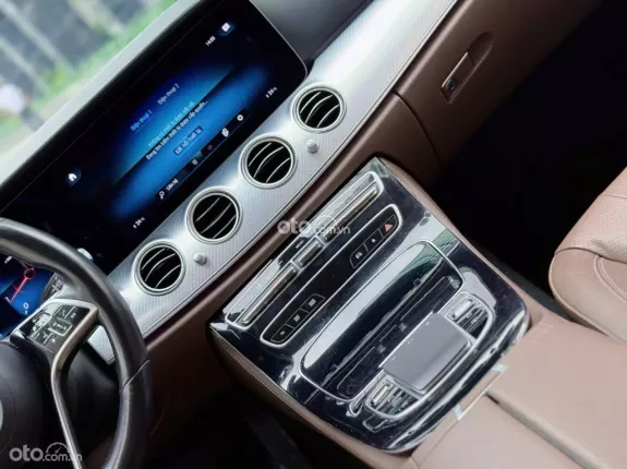 Mercedes-Benz E180 2022 - Xe màu đen, nội thất nâu