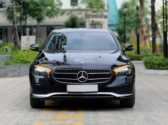 Mercedes-Benz E180 2022 - Xe màu đen, nội thất nâu
