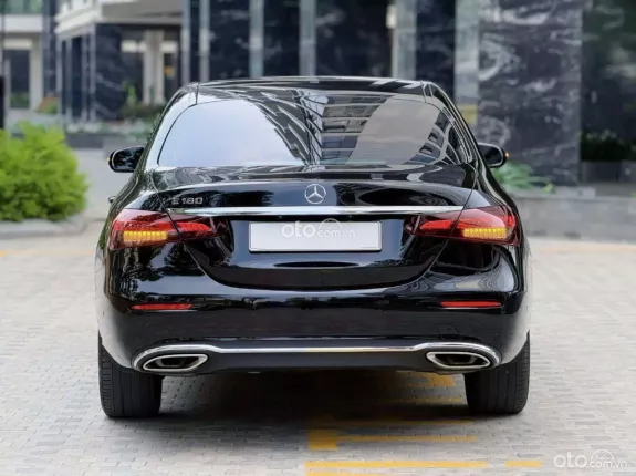 Mercedes-Benz E180 2022 - Xe màu đen, nội thất nâu