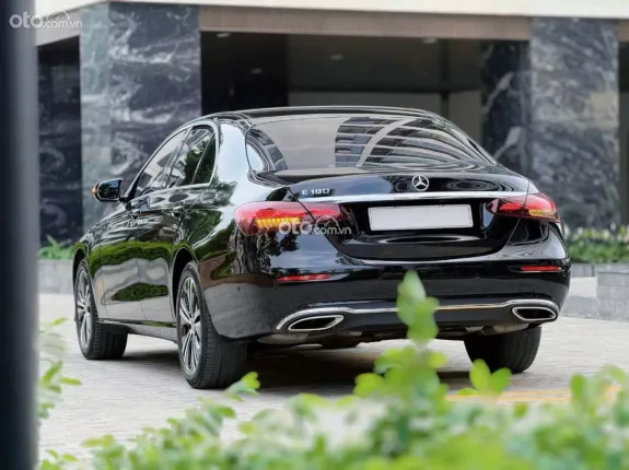 Mercedes-Benz E180 2022 - Xe màu đen, nội thất nâu