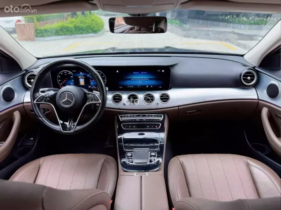 Mercedes-Benz E180 2022 - Xe màu đen, nội thất nâu