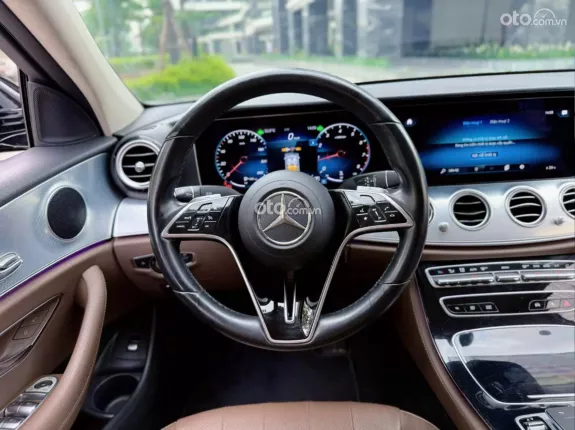Mercedes-Benz E180 2022 - Xe màu đen, nội thất nâu