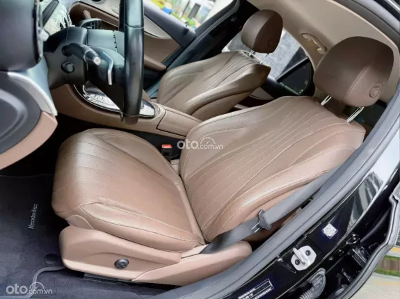 Mercedes-Benz E180 2022 - Xe màu đen, nội thất nâu