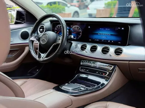 Mercedes-Benz E180 2022 - Xe màu đen, nội thất nâu