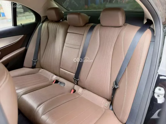 Mercedes-Benz E180 2022 - Xe màu đen, nội thất nâu