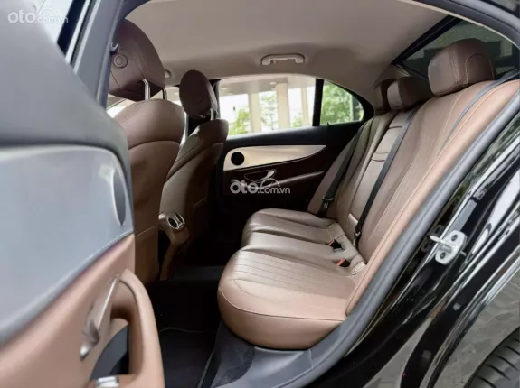 Mercedes-Benz E180 2022 - Xe màu đen, nội thất nâu