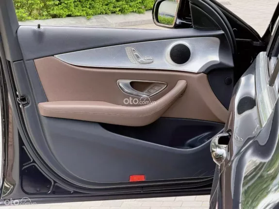Mercedes-Benz E180 2022 - Xe màu đen, nội thất nâu