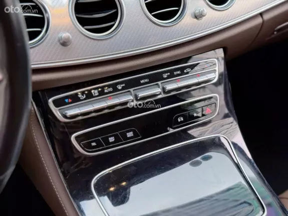 Mercedes-Benz E180 2022 - Xe màu đen, nội thất nâu
