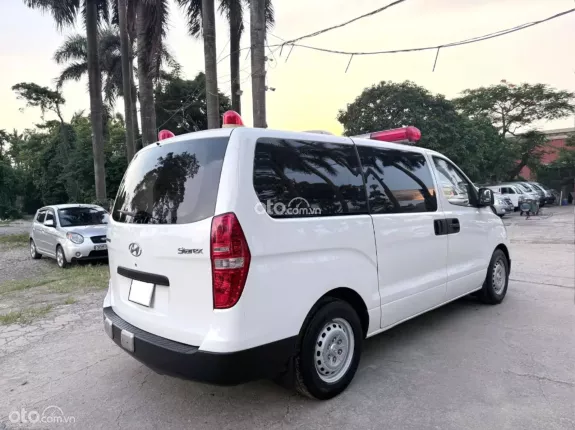 Hyundai Grand Starex 2.5 MT 2017 - Bán Huyndai Starex cứu thương đời 2017, máy dầu, một chủ từ mới