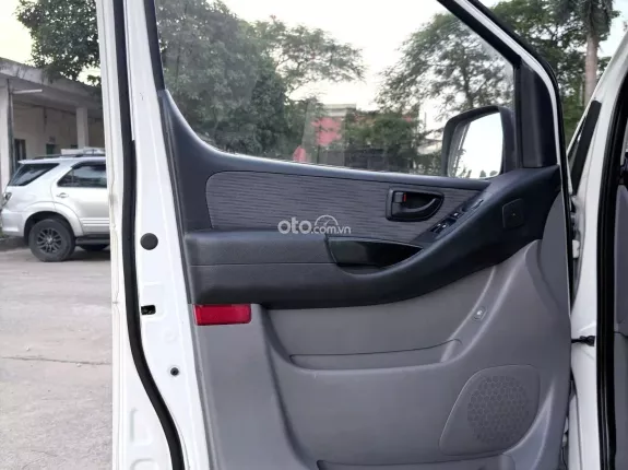 Hyundai Grand Starex 2.5 MT 2017 - Bán Huyndai Starex cứu thương đời 2017, máy dầu, một chủ từ mới