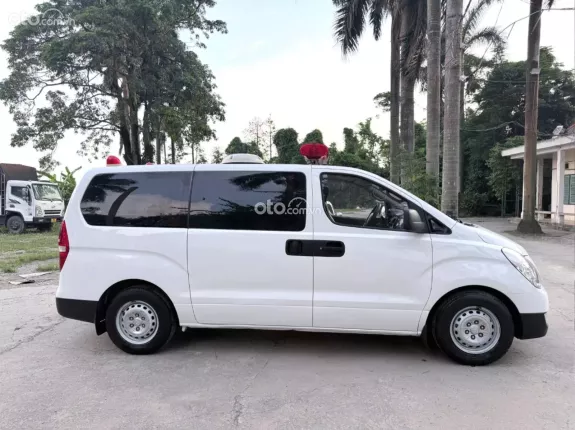 Hyundai Grand Starex 2.5 MT 2017 - Bán Huyndai Starex cứu thương đời 2017, máy dầu, một chủ từ mới