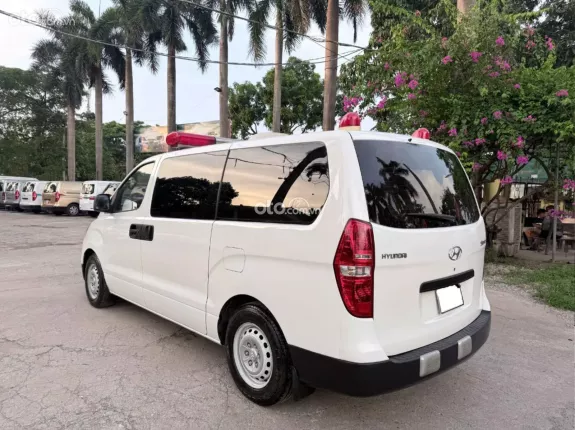 Hyundai Grand Starex 2.5 MT 2017 - Bán Huyndai Starex cứu thương đời 2017, máy dầu, một chủ từ mới