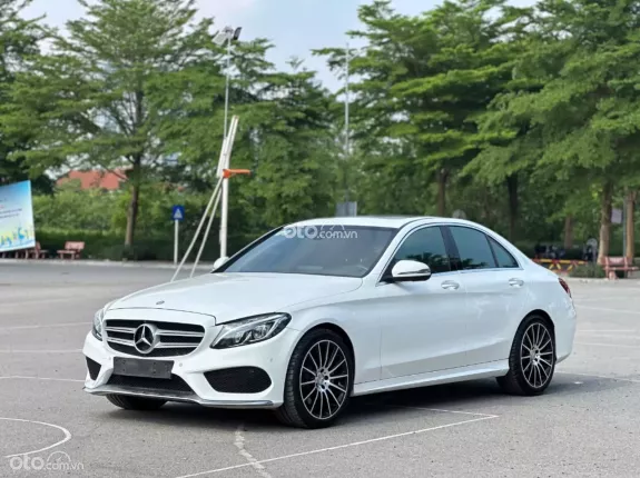 Mercedes-Benz C300 AMG 2016 - Màu trắng nội thất đỏ rất mới