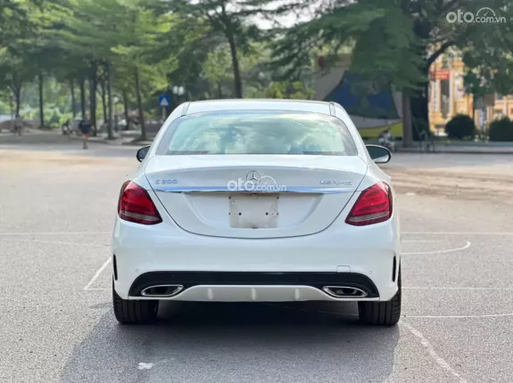 Mercedes-Benz C300 AMG 2016 - Màu trắng nội thất đỏ rất mới