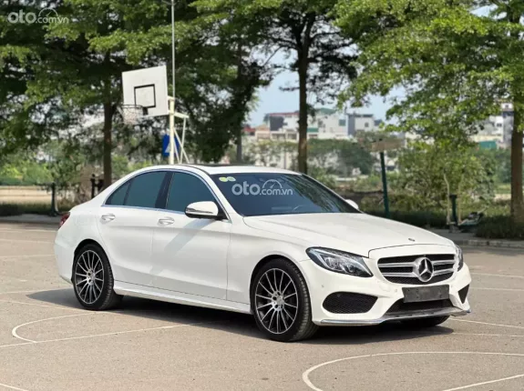 Mercedes-Benz C300 AMG 2016 - Màu trắng nội thất đỏ rất mới