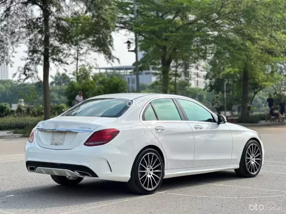 Mercedes-Benz C300 AMG 2016 - Màu trắng nội thất đỏ rất mới
