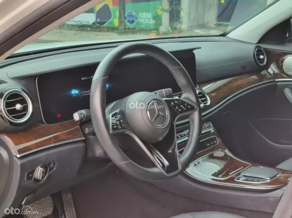 Mercedes-Benz E200 2022 - Trắng