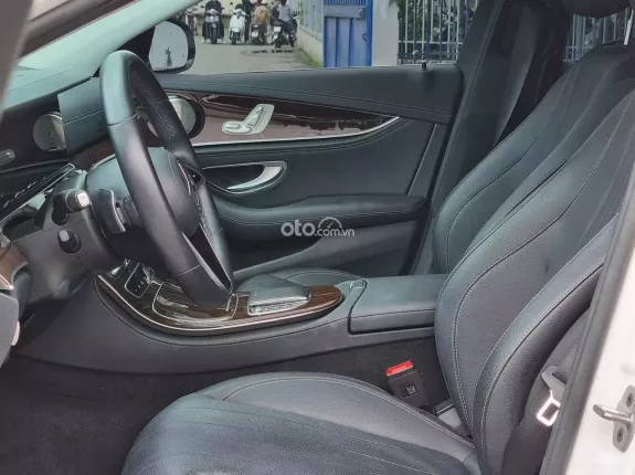 Mercedes-Benz E200 2022 - Trắng