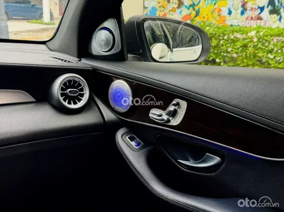 Mercedes-Benz GLC 200 V1 2019 - Trắng Ngọc Trinh bao đẹp