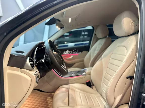 Mercedes-Benz GLC 200 4Matic 2021 - Xe trang bị full option, giá tốt sang tên ngay