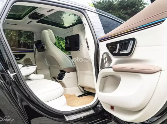 Mercedes-Benz EQS 580 4Matic 2023 - Xe đen nội thất kem, siêu lướt