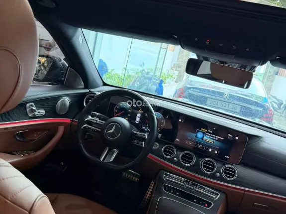 Mercedes-Benz E300 AMG 2021 - Đẹp mới cứng cựa, option full