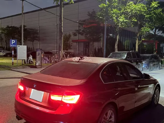 BMW 320i 2016 - Màu đỏ sang trọng kết hợp ghế kem tinh tế