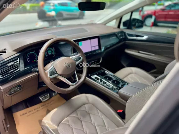 Volkswagen Viloran Luxury 2024 - Xe đẹp màu đen, nội thất nâu, chủ cực giữ gìn