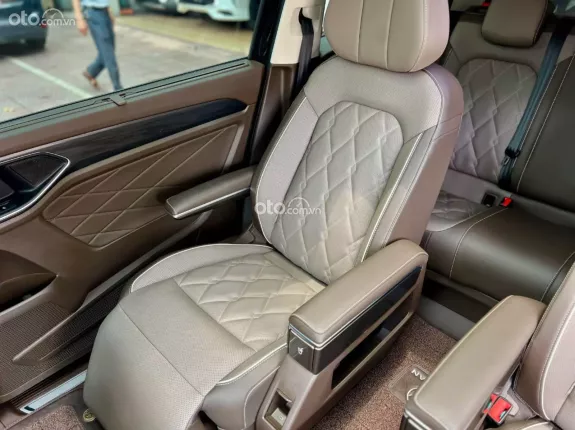 Volkswagen Viloran Luxury 2024 - Xe đẹp màu đen, nội thất nâu, chủ cực giữ gìn