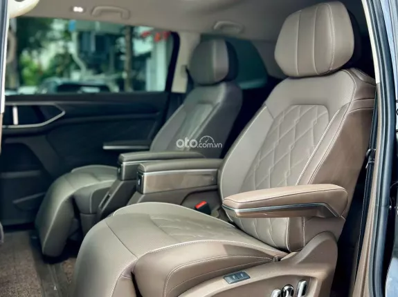 Volkswagen Viloran Luxury 2024 - Xe đẹp màu đen, nội thất nâu, chủ cực giữ gìn