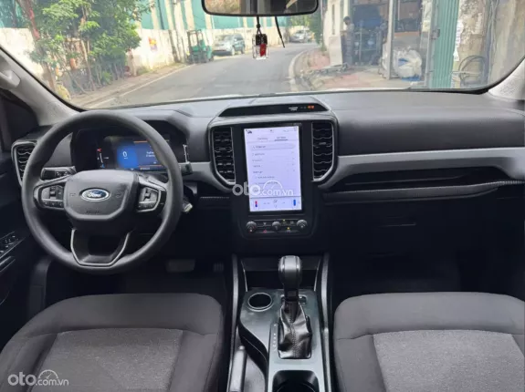 Ford Ranger XLS 2.0L 4x2 AT 2023 - Xe chạy chuẩn 6v, nguyên bản tuyệt đối